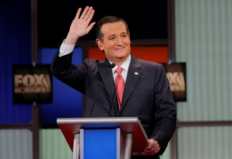 © Reuters. Republican U.S. presidential candidate Senator Ted Cruz waves to the crowd at the Fox Business Network Republican presidential candidates debate in North Charleston