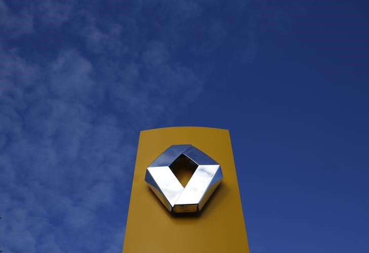 © Reuters. The logo of French car manufacturer Renault is seen in front of a dealership in Vendenheim near Strasbourg