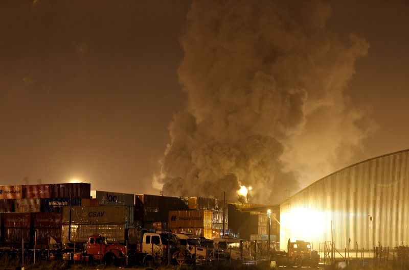 © Reuters. Fumaça vista no terminal portuário do Guarujá, no complexo do porto de Santos