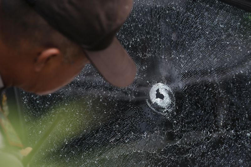 © Reuters. Policial da Indonésia olhando marca de tiro após ataque em Jacarta