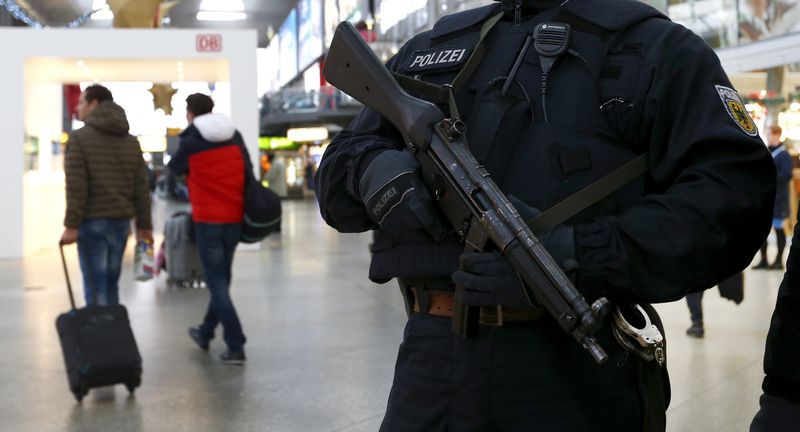 © Reuters. Policial alemão visto em estação de trem em Munique