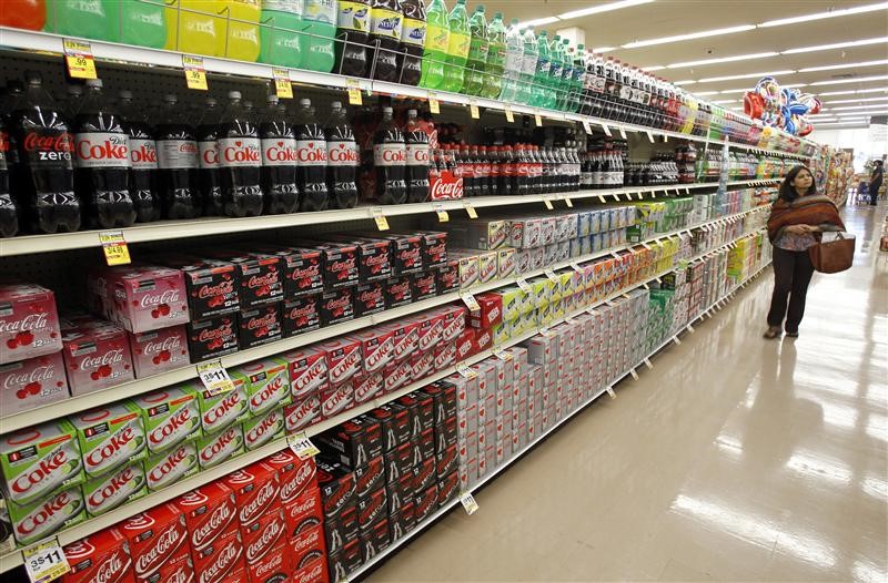 © Reuters. A shopper walks by the sodas aisle at a grocery store in Los Angeles