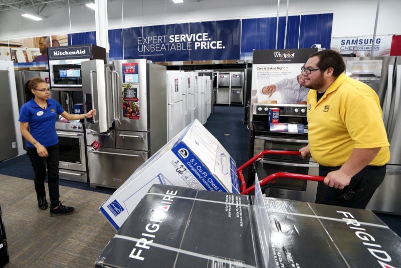 © Reuters. An employee pushes merchandise through a Best Buy store in Denver