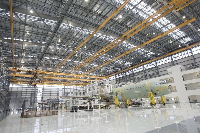 © Reuters. An Airbus A321 is being assembled in the final assembly line hangar at the Airbus U.S. Manufacturing Facility in Mobile
