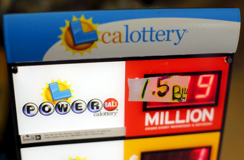 © Reuters. Pedaço de papel escrito a mão mostra o valor total do prêmio da Powerball em San Diego, na Califórnia