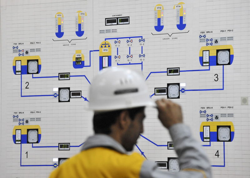 © Reuters. File photo of an Iranian operator monitoring the nuclear power plant unit in Bushehr