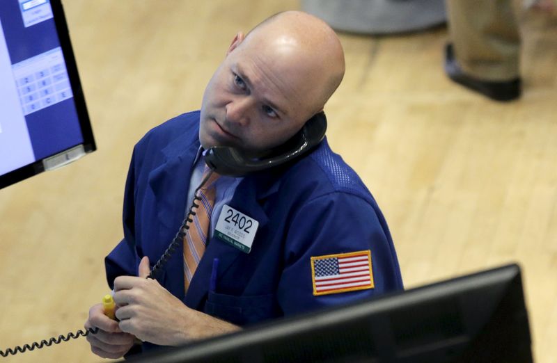 © Reuters. Un trader al lavoro alla New York Stock Exchange, la borsa Usa