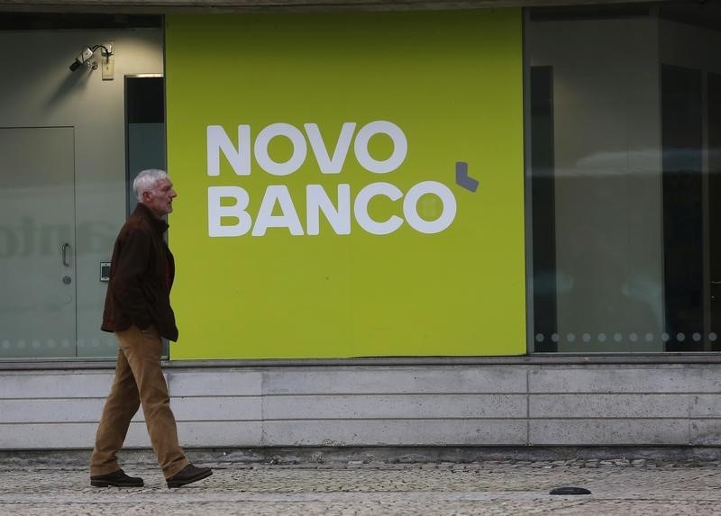 © Reuters. People walk past an office of the Portuguese bank Novo Bank (New Bank) in Lisbon