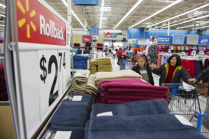 © Reuters. File photo of shoppers looking at towels while walking through a Walmart store in Secaucus, New Jersey