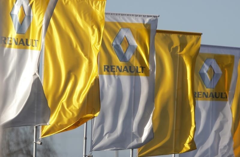 © Reuters. The logo of French car manufacturer Renault is seen on flags in front of a dealership in Strasbourg