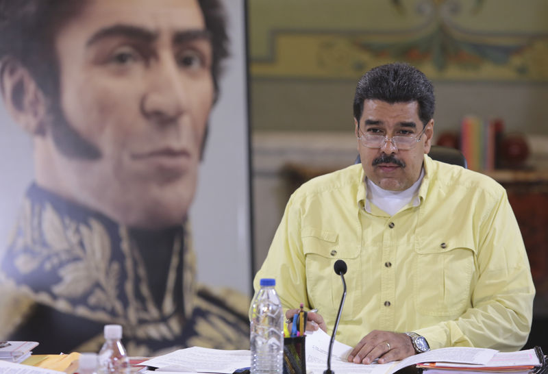 © Reuters. Maduro decreta el estado de emergencia económica en Venezuela por 60 días