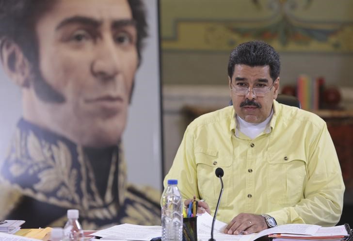 © Reuters. Presidente da Venezuela, Nicolás Maduro, fala durante reunião com ministros no Palácio de Miraflores, em Caracas