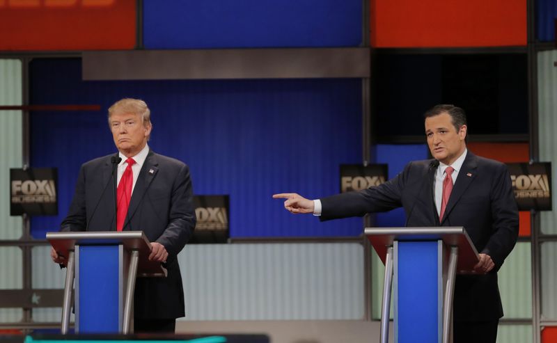 © Reuters. Pré-candidatos dos EUA Donald Trump e Ted Cruz durante debate em North Charleston