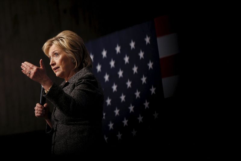 © Reuters. U.S. Democratic presidential candidate Hillary Clinton speaks during a campaign rally at Iowa State University in Ames, Iowa