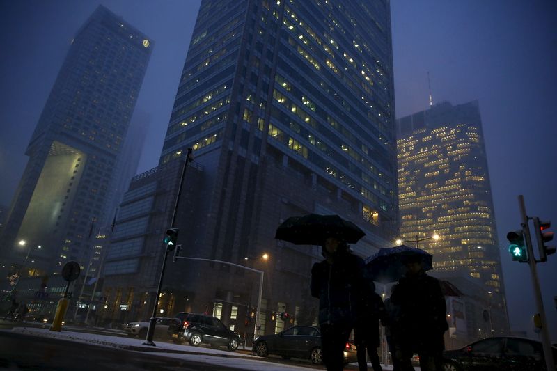 © Reuters. People walk in front of the Warsaw Financial Center building in Warsaw