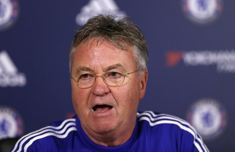 © Reuters. Técnico do Chelsea, Guus Hiddink, dá entrevista coletiva no centro de treinamento do clube