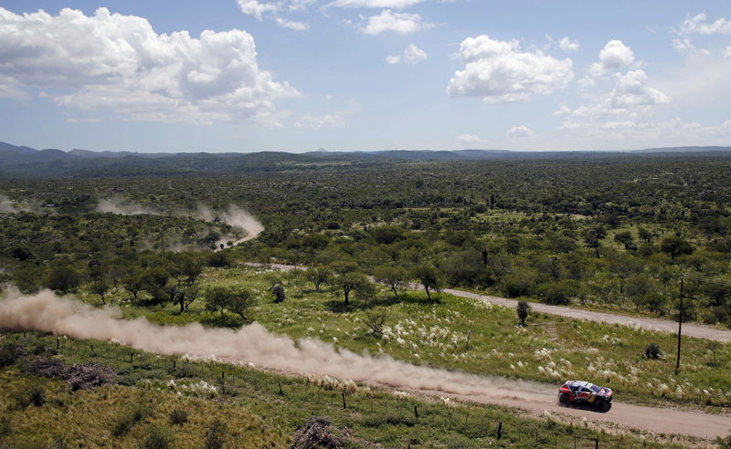 © Reuters. Foto del viernes del francés Stephane Peterhansel con su Peugeot en la etapa 12 del Rally Dakar en la provincia de Córdoba, en Argentina