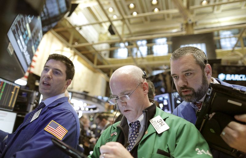 © Reuters. Traders work on the main trading floor of the New York Stock Exchange shortly after the opening bell of the trading session in New York