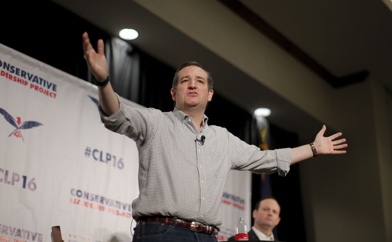 © Reuters. U.S. Republican presidential candidate and U.S. Senator Ted Cruz holds his hands out while he speaks during the conservative leadership project event in Columbia