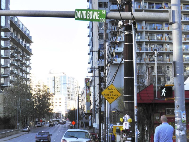 © Reuters. A sign for Bowie Street in the Texas capital of Austin has been changed to "David Bowie Street" to honor the music great who died a few days ago