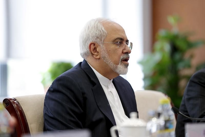 © Reuters. إيران تقول إن العقوبات الدولية عليها سترفع يوم السبت