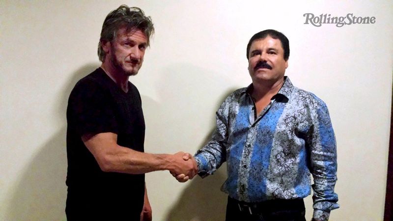 © Reuters. El actor estadounidense Sean Penn (izq) da la mano al capo mexicano del narcotráfico Joaquín "El Chapo" Guzmán en México, en una fotografí­a no fechada entregada por la revista Rolling Stone a Reuters.