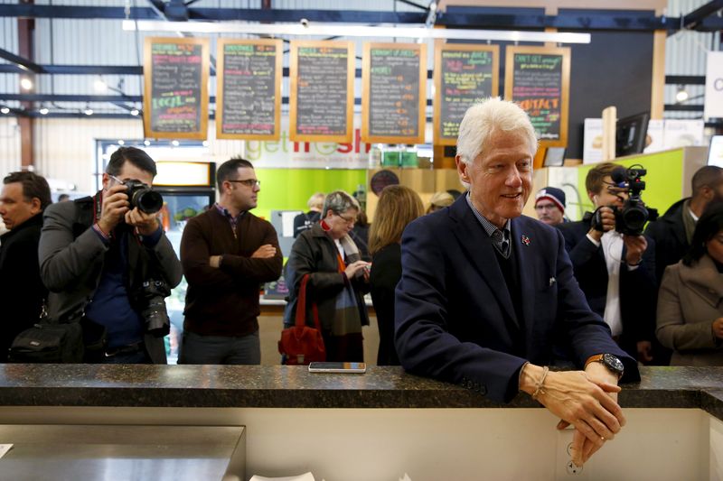 © Reuters. File photo of former U.S. President Clinton greeting customers and employees while campaigning in Cedar Rapids Iowa