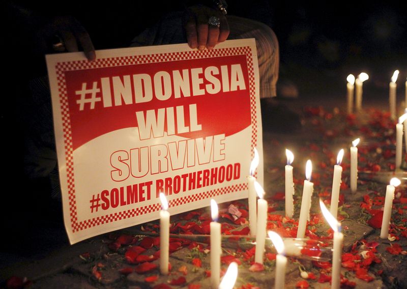© Reuters. Identifican sospechosos del ataque de Yakarta y cierran cuentas en redes sociales