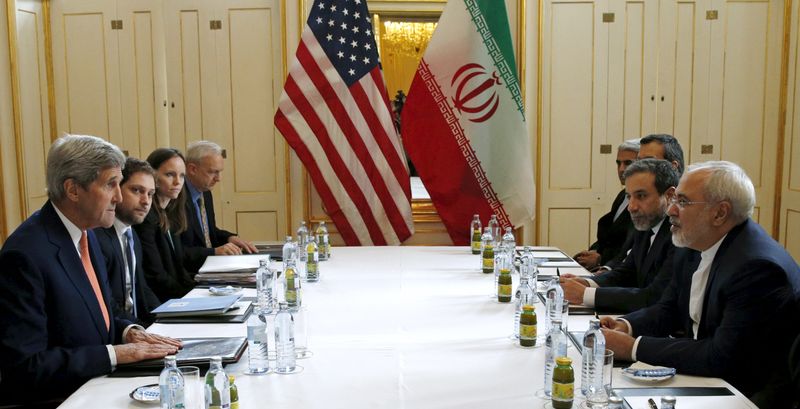 © Reuters. U.S. Secretary of State Kerry meets Iranian Foreign Minister Zarif in Vienna
