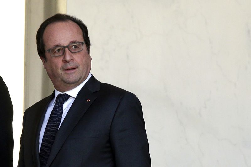 © Reuters. FRANÇOIS HOLLANDE AFFICHE À TULLE SA DÉTERMINATION CONTRE LE TERRORISME