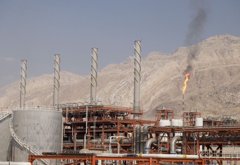 © Reuters. General view shows a unit of South Pars Gas field in Asalouyeh Seaport, north of Persian Gulf