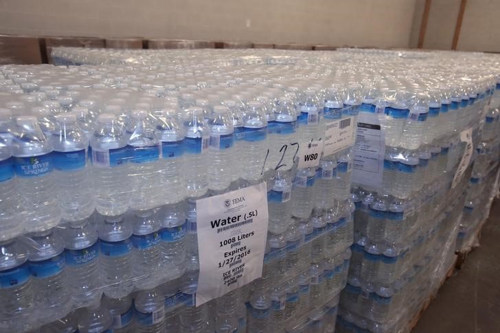 © Reuters. Stacks of bottled water are held at the Food Bank of Eastern Michigan warehouse and will be distributed to the public, after elevated lead levels were found in the city's water in Flint