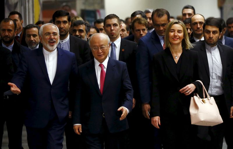 © Reuters. Iranian FM Zarif, IAEA Director General Amano and the High Representative of the European Union for Foreign Affairs and Security Policy Mogherini arrive at the United Nations building in Vienna