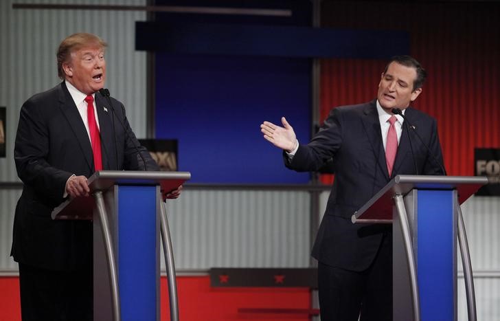 © Reuters. Republican U.S. presidential candidates Trump and Cruz speak simultaneously during the Fox Business Network Republican presidential candidates debate in North Charleston