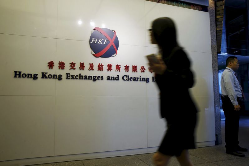 © Reuters. File photo of a staffer walking into the Hong Kong Stock Exchange in Hong Kong 