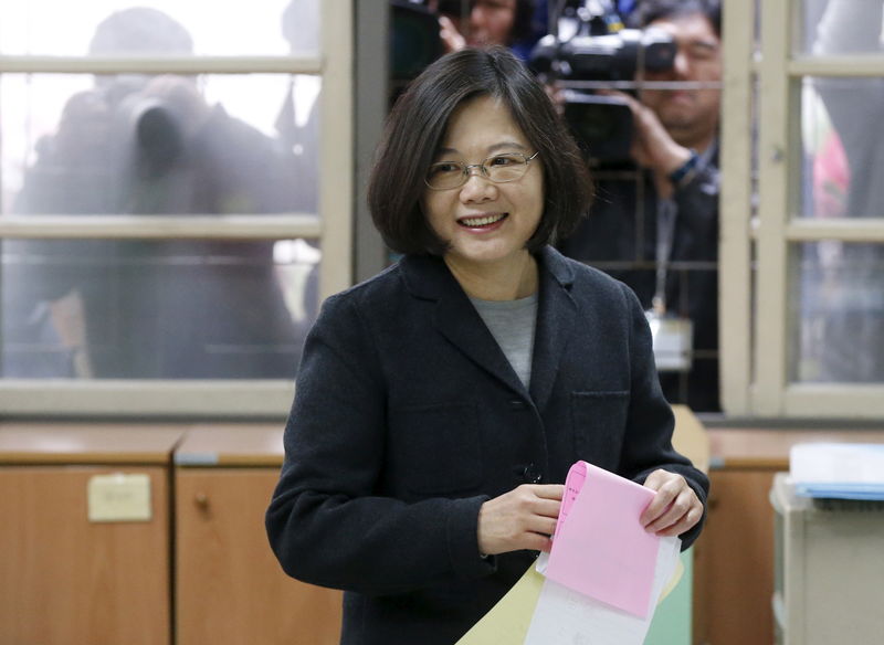 © Reuters. En la imagen, la candidata presidencial del Partido Progresista Democrático (DPP), Tsai Ing-wen, deposita su voto en un colegio electoral en Nuevo Taipéi