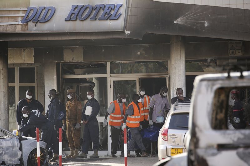 © Reuters. LES ASSAILLANTS DE OUAGADOUGOU VISAIENT LES BLANCS, SELON UNE RESCAPÉE