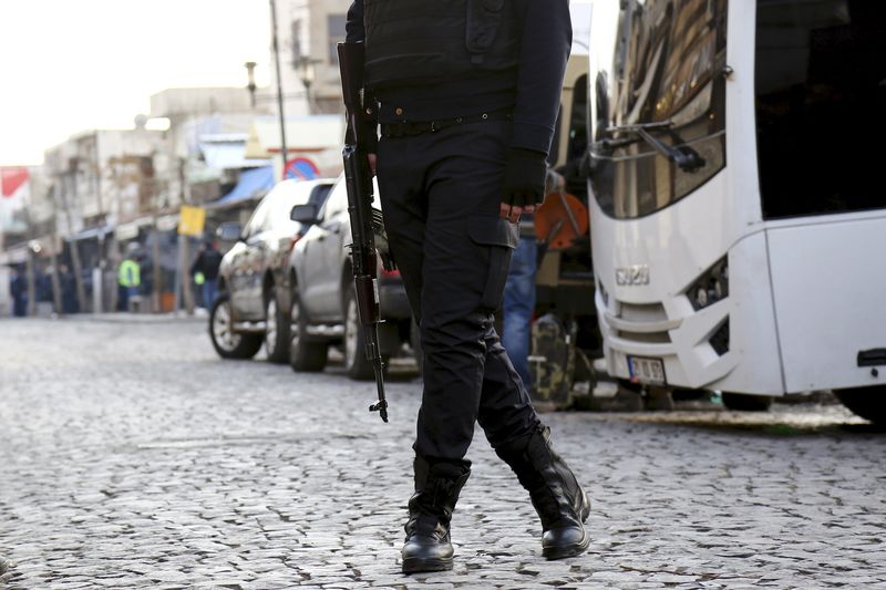 © Reuters. مقتل شرطي تركي خلال عمليات ضد الأكراد