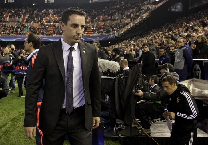© Reuters. Neville sigue sin conocer la victoria en liga con el Valencia tras empatar con Rayo