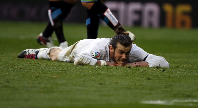 © Reuters. Bale abandona el partido ante el Sporting con una posible lesión en el gemelo