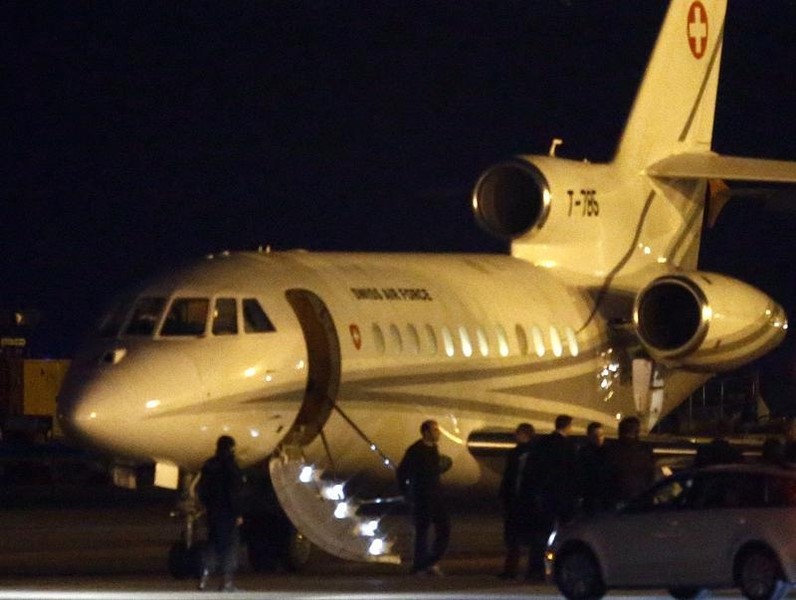 © Reuters. طائرة سويسرية تحمل أمريكيين أفرجت عنهم إيران تهبط في مطار جنيف