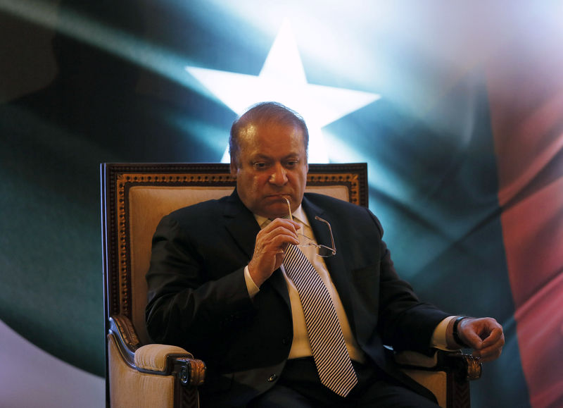 © Reuters. Pakistani Prime Minister Sharif looks on during a lecture on Sri Lanka-Pakistan Relations in Colombo