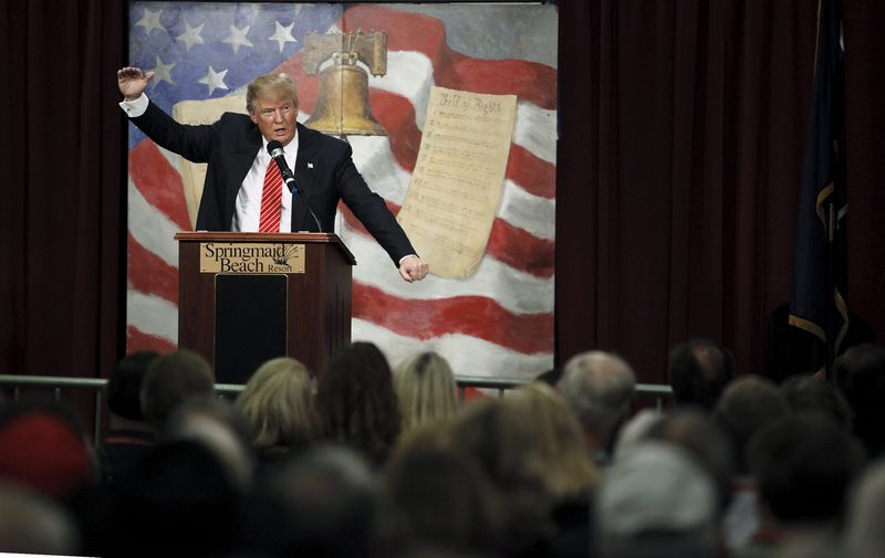 © Reuters. Trump speaks at the South Carolina Tea Party Coalition Convention in Myrtle Beach