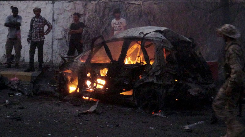 © Reuters. شهود: مقتل أربعة وإصابة آخرين في انفجار سيارة ملغومة في عدن