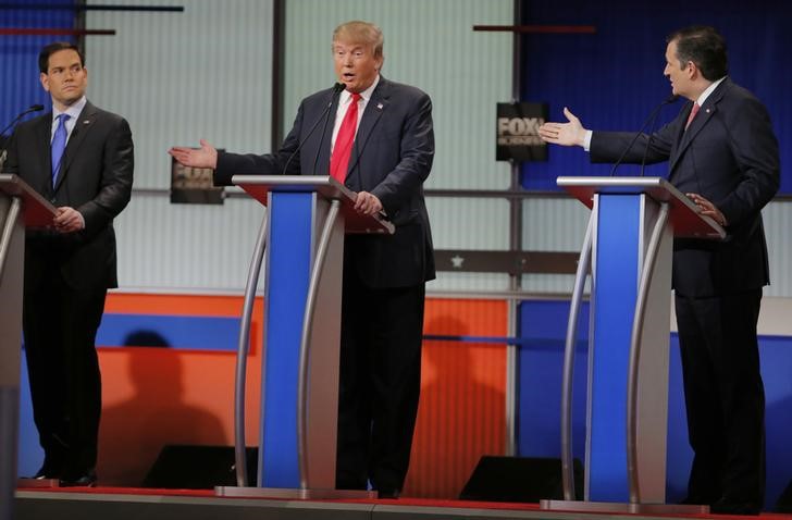 © Reuters. Republican U.S. presidential candidates Rubio, Trump and Cruz discuss a point during the Fox Business Network Republican presidential candidates debate in North Charleston