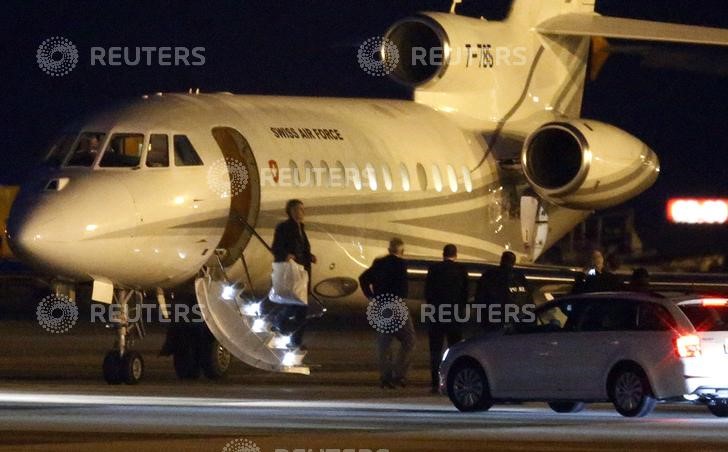 © Reuters. Vista del avión suizo que transportó a ex detenidos estadounidenses que abandonaron Teherán el domingo como parte de un intercambio de prisioneros con Washington. Tres iraníes-estadounidenses viajaron en la aeronave que aterrizó por la noche en Gineb