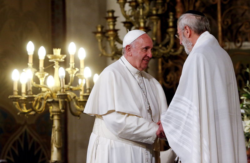© Reuters. El Papa Francisco saluda al rabino Riccardo Di Segni durante su primera visita a la Gran Sinagoga de Roma.