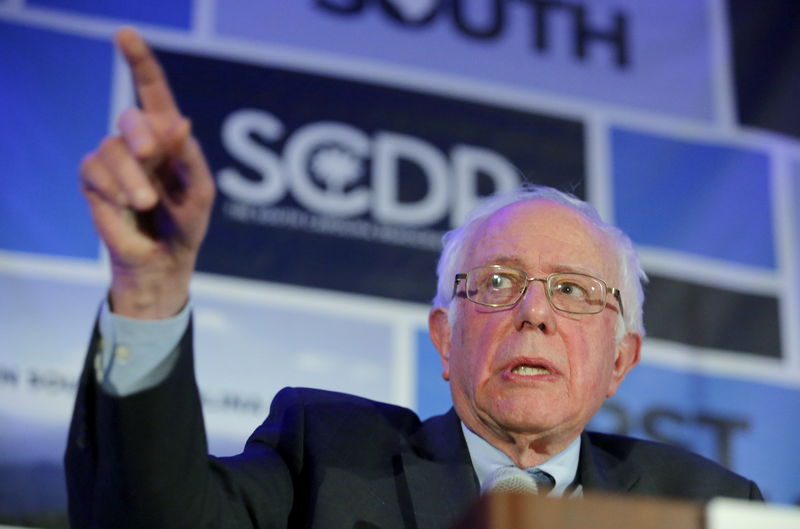 © Reuters. U.S. Democratic presidential candidate Bernie Sanders speaks during the First in the South Dinner in Charleston