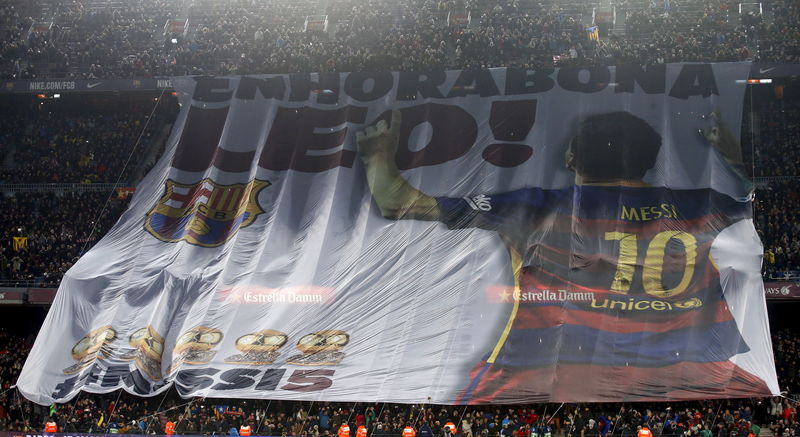 © Reuters. El Barcelona mantiene segundo lugar en Liga con un triplete de Suárez