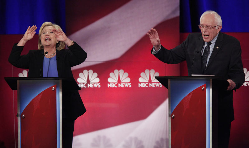 © Reuters. Sanders arremete contra Clinton en un agitado debate demócrata EEUU